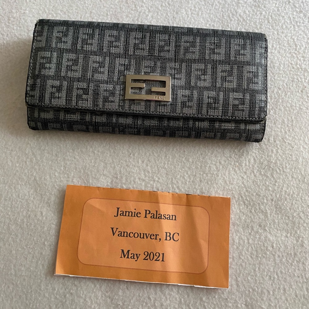 💯 Authentic Fendi Wallet